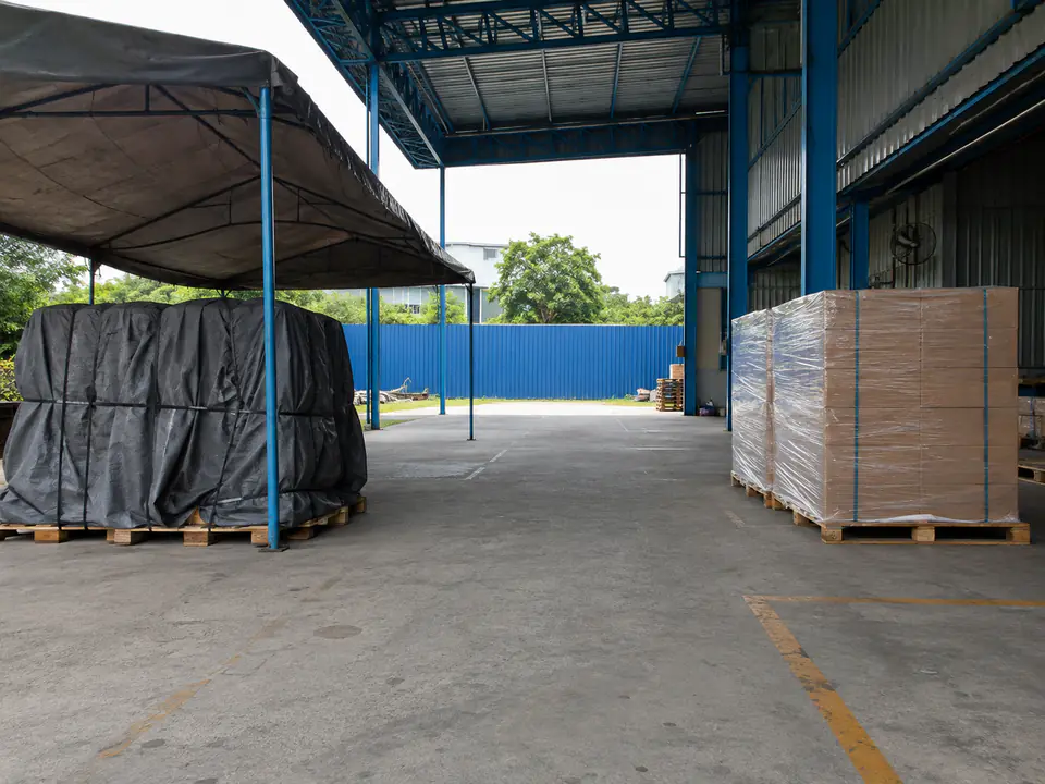 Kumpulan barang generik diasingkan di bawah teduh kering